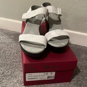 MUNRO Willa Nubuck Sandals White Metallic Silver 7.5W new with box.